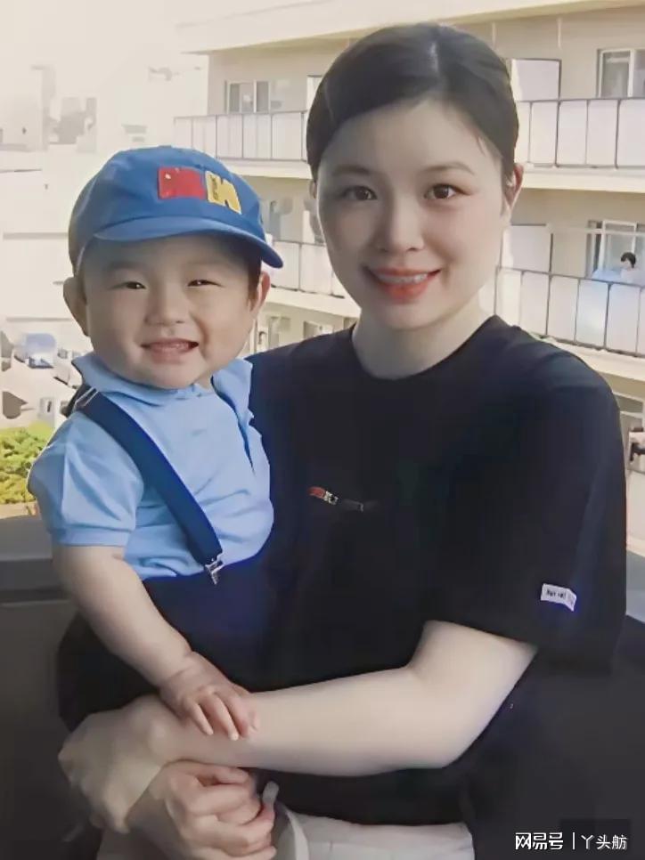 谈球吧一岁左右的张本智和，在妈妈怀里，母子俩笑得很开心